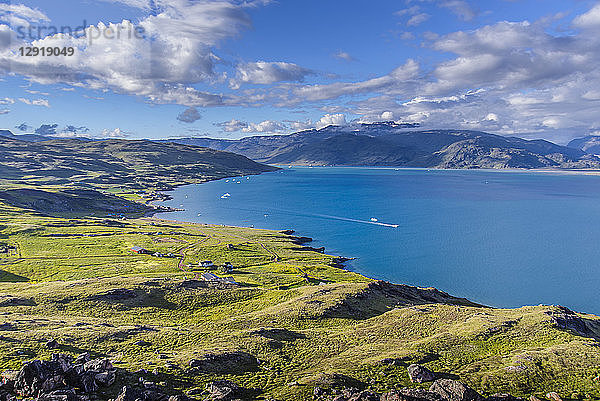 Wunderschöne Naturkulisse mit Blick auf den Fjord  Qassiarsuk  Grönland