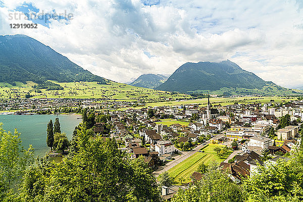 Landschaft mit dem Dorf Ennetburgen und dem Vierwaldstättersee  Schweiz