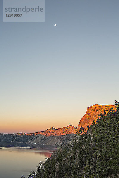 Panoramablick mit Bergen  Wald und Crater Lake  Oregon  USA