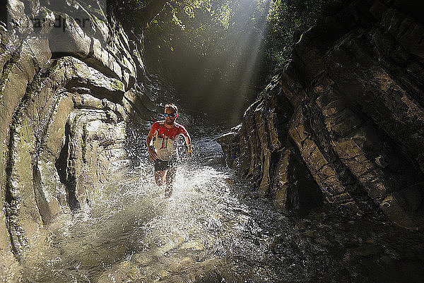 Ein Mann erkundet einen Canyon in der Gegend von Los Limones in Xicotepec de Juarez  Puebla  Mexiko.