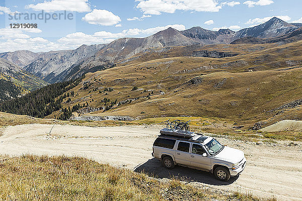 4x4 Auto fahren auf unbefestigter Straße in natürlicher Landschaft mit Bergen bei Alpine Loop  Colorado  USA