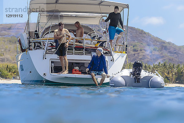 Blick auf eine Gruppe von Männern auf einem Segelboot