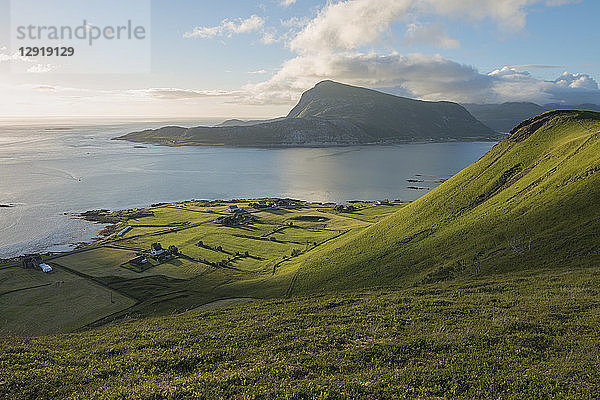 Blick auf die grünen Hänge von Vestvagoya von Haugheia aus  Lofoten  Norwegen