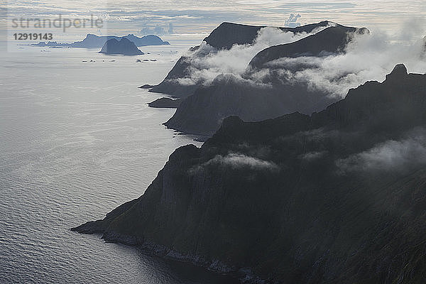 Majestätische Naturlandschaft mit Blick auf die Küstenberge  Moskenesoya  Lofoten  Norwegen