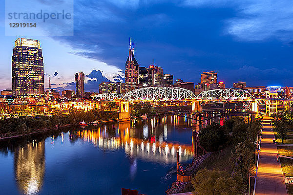 Dämmerungsansicht der Skyline von Nashville mit Blick über den Cumberland River auf das zentrale Geschäftsviertel  Nashville  Tennessee  USA