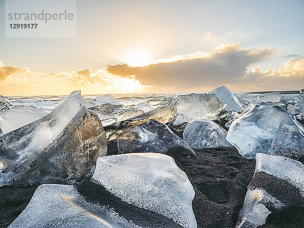 Strand an der Ostküste von Jokulsarlon  bedeckt mit großen geschmolzenen Gletscherstücken  Jokulsarlon  Südostisland  Island