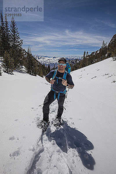 Vorderansicht eines Bergsteigers in der Lost River Mountain Range  Idaho  USA