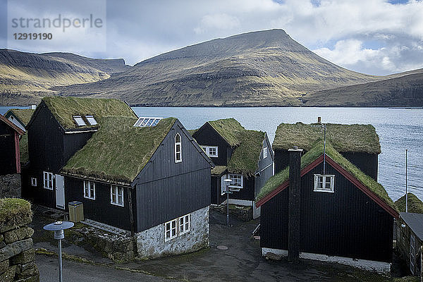Blick auf Torfdachhäuser am Meer  Vagar  Färöer Inseln