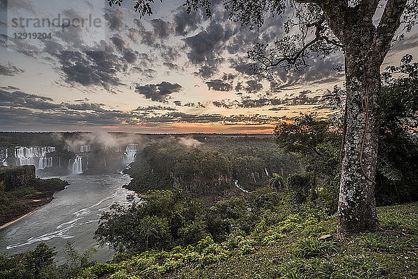 Blick auf die plätschernden Iguazu-Fälle und die umliegende Landschaft in der Abenddämmerung  Parana  Brasilien