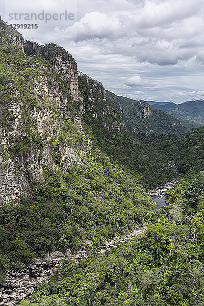 Wunderschöne Naturlandschaft mit Fluss und Cerrado-Vegetation vom Gipfel des Mirante da Janela in der Chapada dos Veadeiros  Goias  Brasilien  aus gesehen