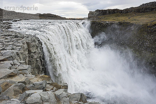 Der Dettifoss  der mächtigste Wasserfall Europas  tobt in Nordisland.
