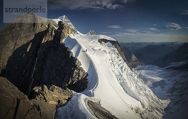 Majestätische Naturkulisse eines schneebedeckten Berges  Mount Robson  British Columbia  Kanada