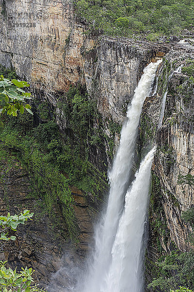 Majestätische Naturkulisse mit Wasserfall  Chapada dos Veadeiros  Goias  Brasilien