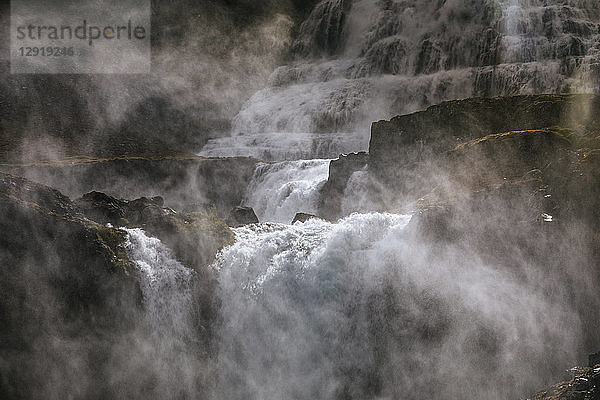 Majestätische Landschaft des Dynjandi-Wasserfalls  Westfjorde  Island