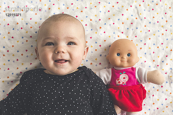 Kopf und Schultern Porträt von Baby mit Puppe