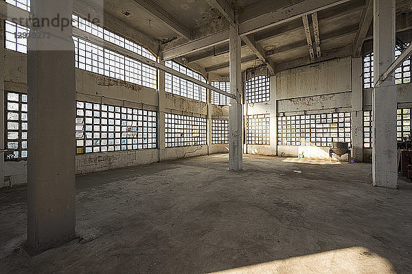Blick in ein leerstehendes  verlassenes Industriegebäude  Bhering-Fabrik  Santo Cristo  Rio de Janeiro  Brasilien