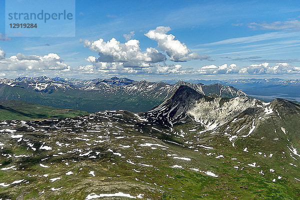 Landschaft mit Alaska Range über Denali National Park mit schneegesprenkelten Bergen  Denali National Park  USA