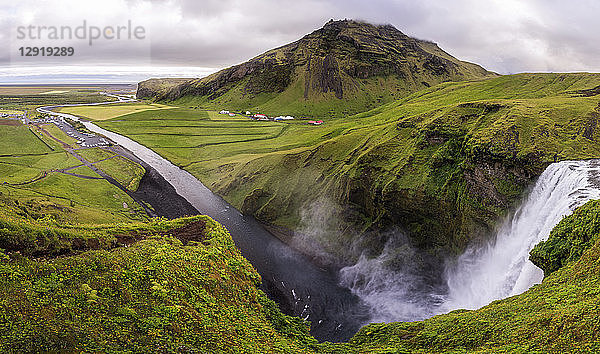 Der Skogafoss ist einer der meistbesuchten und berühmtesten Wasserfälle in Island. Er liegt in der Nähe der Küste in Südisland  direkt an der Ringstraße. Der Wasserfall stürzt 60 Meter in die Tiefe und verfügt über Wanderwege  die zum unteren und oberen Ende des Wasserfalls führen.