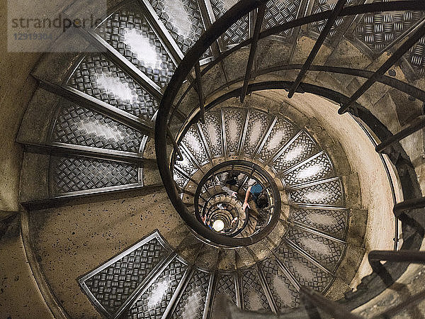 Blick auf die Wendeltreppe im Triumphbogen  Paris  Frankreich