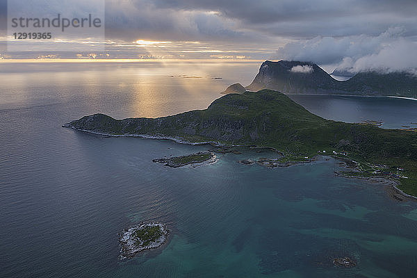 Majestätische Landschaft mit Küstengebirge bei Sonnenaufgang  Offeroykammen  Vestvagoya  Lofoten  Norwegen