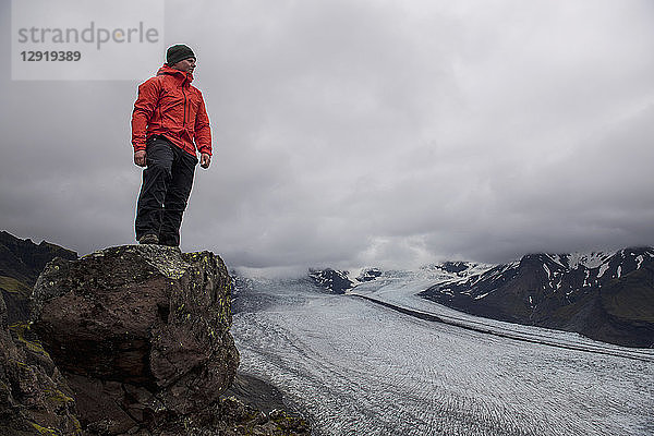 Winterlandschaft mit Wanderer  der den Blick auf den Vatnajokull-Gletscher in Skaftafell genießt  Skaftafell  Island