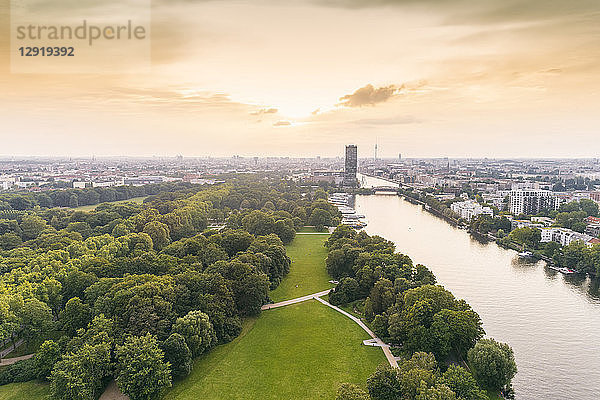 Luftaufnahme des Berliner Treptower Parks mit der Skyline der Stadt im Hintergrund  Berlin  Deutschland