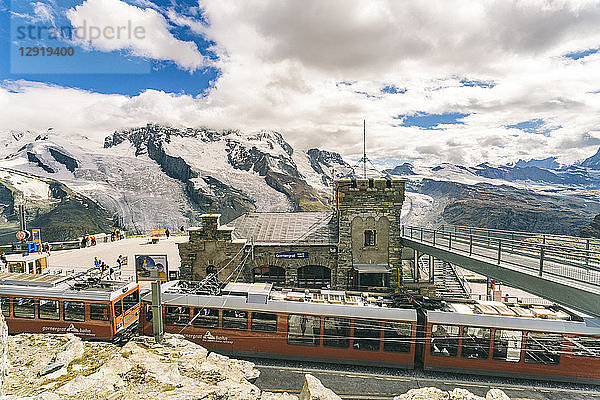 Gornegrat Gondelstation mit Zug zurück nach Zermatt vom Gipfel abwärts  Zermatt  Wallis  Schweiz