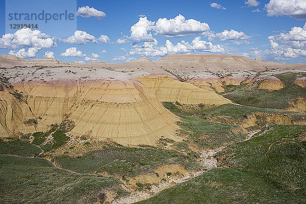 Blick auf Wolken über den Felsformationen des Badlands National Park  South Dakota  USA