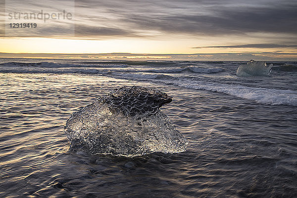 Eisbrocken am Ufer des Jokulsarlon in der Abenddämmerung  Island