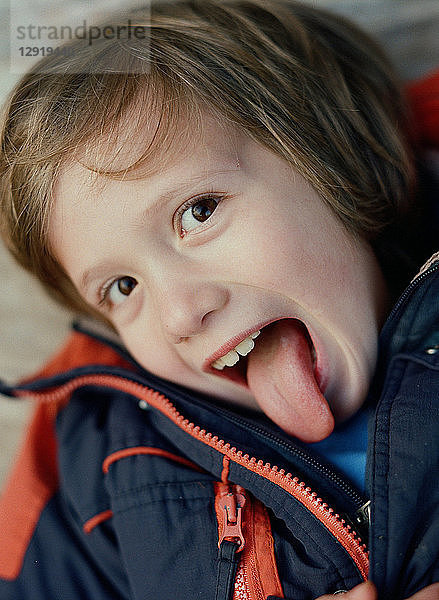 Junges Mädchen streckt die Zunge heraus und schaut in die Kamera  Vancouver  British Columbia  Kanada