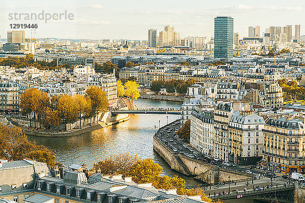 Blick auf Paris vom Saint-Jacques-Turm mit der Ile Saint-Louis und der Ile de la Cite im Vordergrund  Frankreich