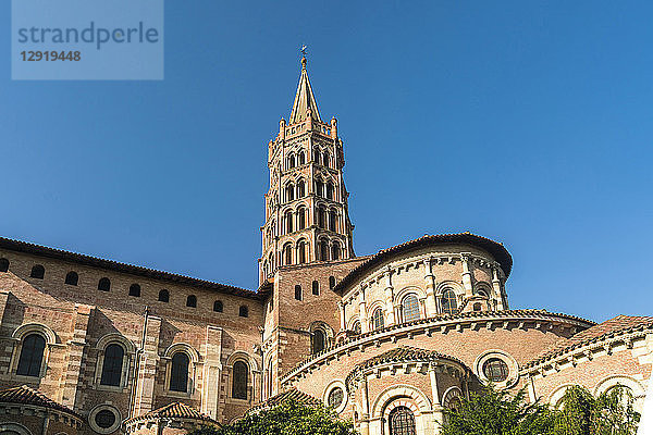 Tiefblick auf die Basilique Saint-Sernin de Toulouse bei klarem Himmel  Toulouse  Okzitanien  Frankreich