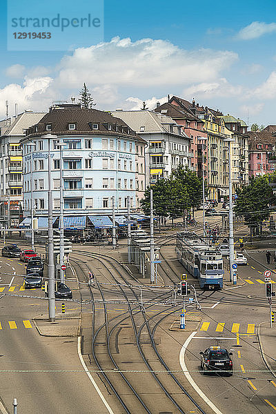 Stadtverkehr auf dem Schaffhauser Platz  Zürich  Schweiz