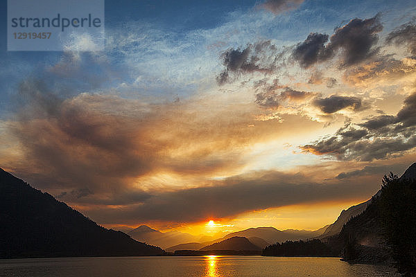Blick auf den Lillooet Lake bei Sonnenuntergang in der Coast Mountain Range  British Columbia  Kanada
