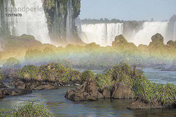 Blick auf den Regenbogen am Fuße der plätschernden Iguazu-Fälle  Parana  Brasilien