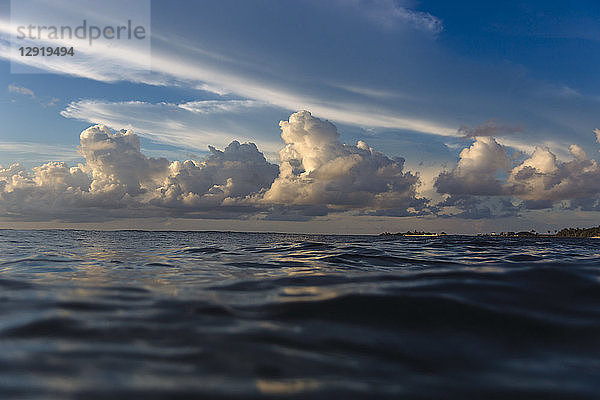 Große Wolken über dem Meer in der Morgendämmerung  Male  Malediven