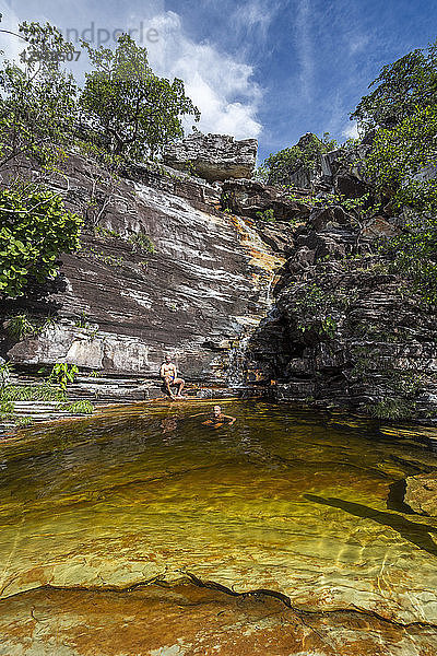 Zwei Männer beim Baden in der Nähe des Wasserfalls Cachoeira do Abismo Abyss  Chapada dos Vedaeiros  Goias  Brasilien