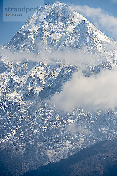 Wolken vor dem schneebedeckten Langtang-Berg im Himalaya  Goljung  Rasuwa  Nepal