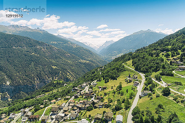 Luftaufnahme eines Schweizer Dorfes in der Nähe von Sion im italienischen Teil der Schweiz  Sion  Wallis  Schweiz