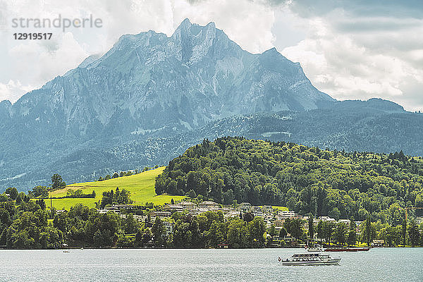 Landschaft mit Vierwaldstättersee  Boot  Berg und Wald  Luzern  Schweiz