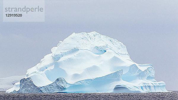 Majestätische Polarlandschaft mit Eisberg im Meer  Gerlache Strait  Antarktische Halbinsel  Antarktis