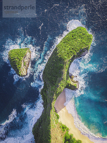 Luftaufnahme der buschigen Klippen der Insel Nusa Penida  Bali  Indonesien