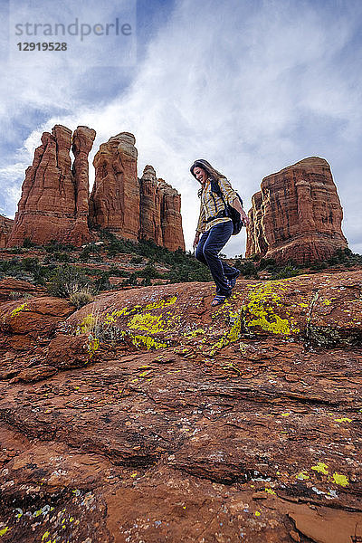 Weiblicher Wanderer  der die Felsen am Cathedral Rock  Arizona  USA  hinunterläuft