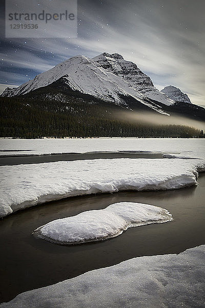 Schöne Naturlandschaft mit Wapta Lake und Vanguard Peak im Winter  Banff National Park  Alberta  Kanada