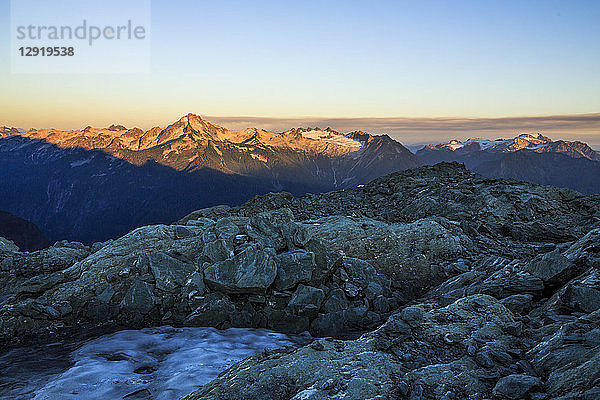 Sonnenuntergang im North Cascades National Park von einem Gletscher des Mount Shuksan aus gesehen. Der Nationalpark beherbergt einige der am stärksten vergletscherten Gipfel in den unteren 48 Bundesstaaten der USA.