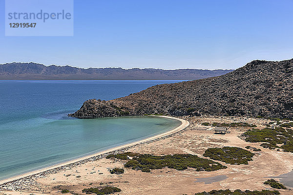 Blick auf Strand und Meer unter blauem Himmel  Â Mulege  Â BajaÂ CaliforniaÂ Sur  Mexiko