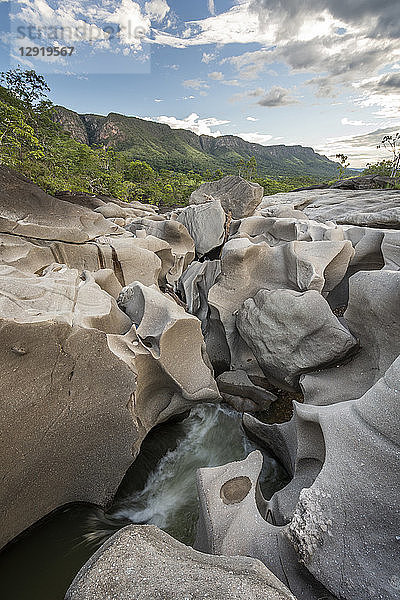 Schöne Landschaft mit Flusslauf zwischen Felsen im Mondtal Vale da Lua  Chapada dos Veadeiros  Goias  Brasilien