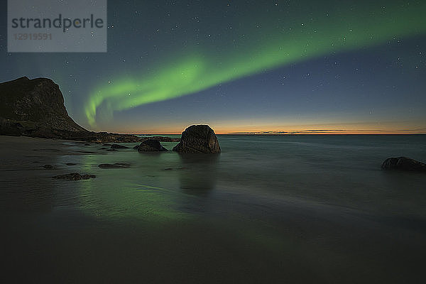 Majestätische Landschaft mit Polarlicht über dem Strand von Myrland bei Nacht  Flakstadoya  Lofoten  Norwegen