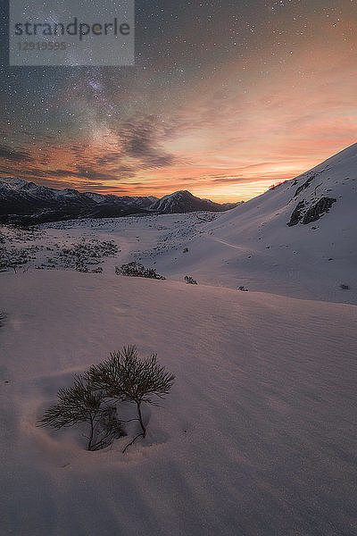 Schöne Winterlandschaft mit schneebedeckten Hügeln und Bergen im Hintergrund bei Sonnenaufgang  Leon  Spanien