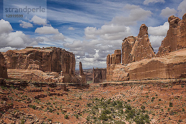 Felsformationen im Bereich der Park Avenue im Arches-Nationalpark vor dem Himmel  Utah  USA